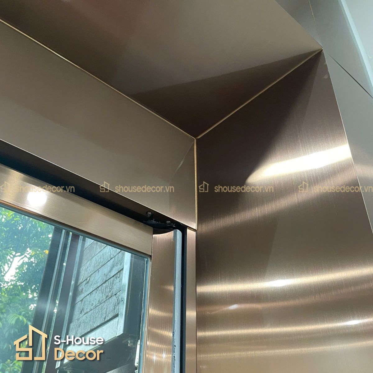 Trang trí ốp inox khung bao bản rộng tại Yên Sở