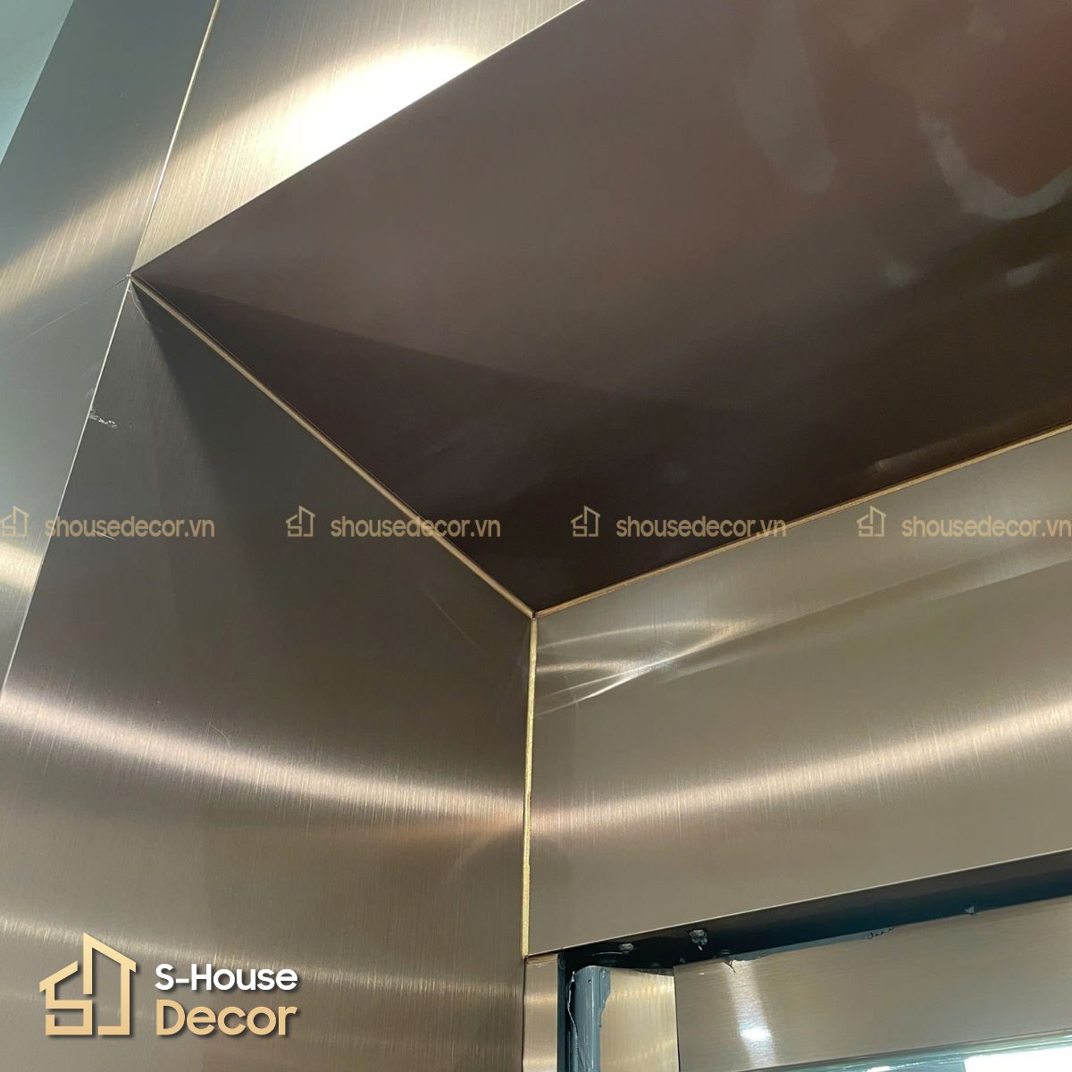 Trang trí ốp inox khung bao bản rộng thang máy tại Yên Sở 5