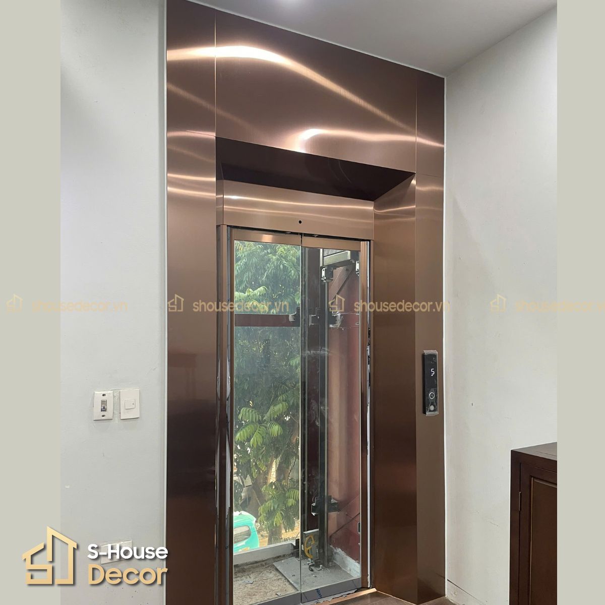 Trang trí ốp inox khung bao bản rộng thang máy tại Yên Sở