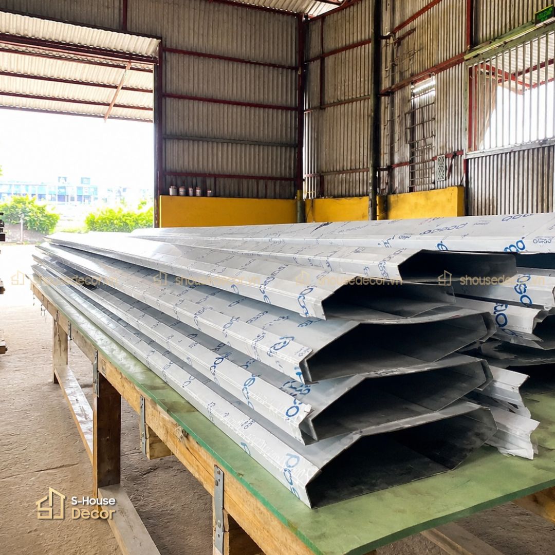 Gia công khung bao cửa thang máy tại xưởng S-House Decor