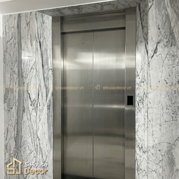 Gia công khung bao rộng cửa thang máy với chất liệu inox 304 xước trắng tại công trình thực tế