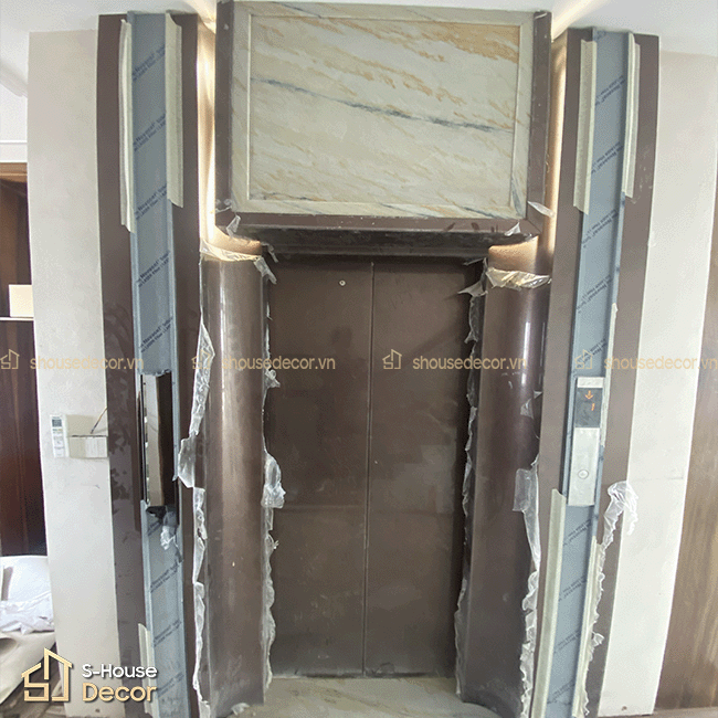 Hạng mục ốp inox khung bao bản rộng thang máy tại công trình Yên Phụ do S-House Decor thi công.
