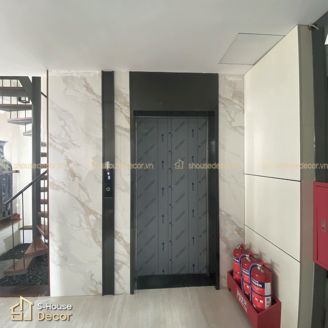 Chi tiết khung bao inox thang máy kết hợp kính phun cát mờ, tạo điểm nhấn hiện đại cho khu vực cửa tầng.