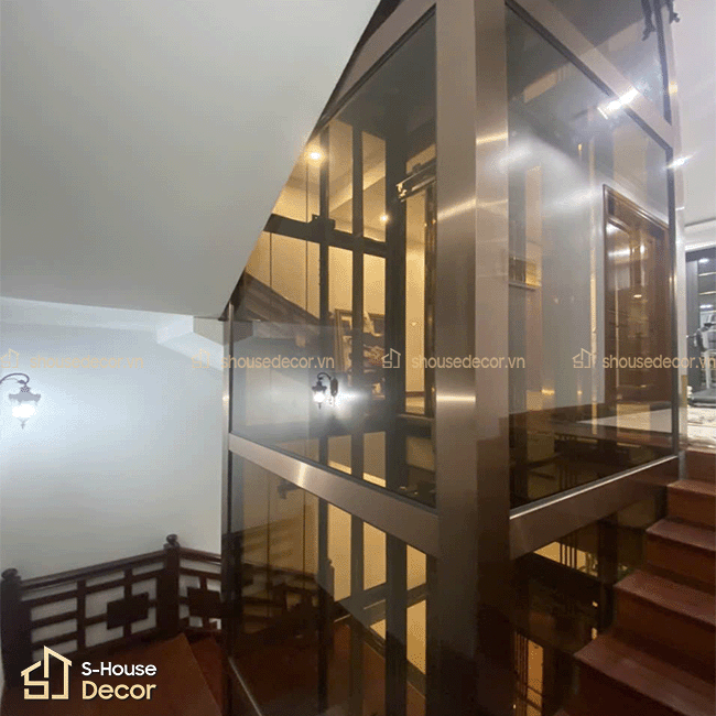 Hạng mục trang trí thang máy tại công trình Vĩnh Phúc với hệ ốp inox khung thép thang máy.