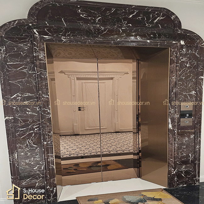 Hạng mục trang trí thang máy tại công trình Hưng Yên với khung bao inox bản rộng hoàn thiện tinh tế.