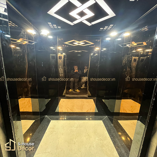 Tổng thể khu vực trang trí thang máy do S-House Decor thi công, mang lại trải nghiệm sang trọng và hiện đại.