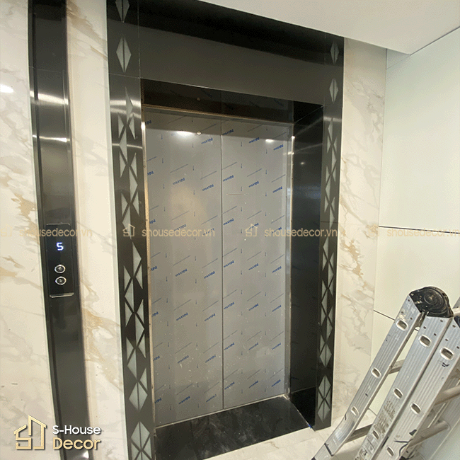 Hệ khung bao inox được thi công tỉ mỉ giúp khu vực thang máy trở nên gọn gàng và đồng bộ với nội thất.