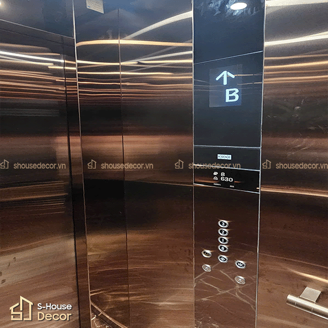 Hệ khung bao inox thang máy được thi công chính xác, giúp không gian trở nên gọn gàng và đồng bộ.