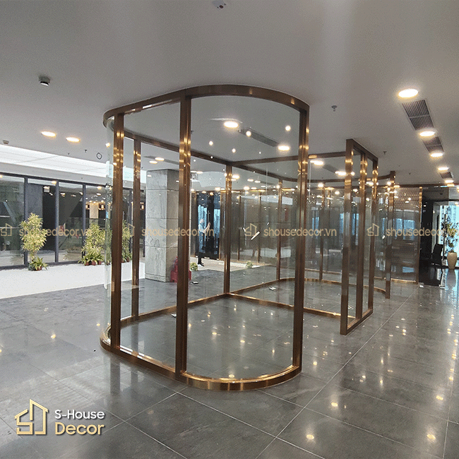 Hệ vách inox kính CNC với họa tiết tam giác được gia công tỉ mỉ, tạo điểm nhấn trang trí sang trọng cho khu vực sảnh tòa nhà PETROLIMEX.