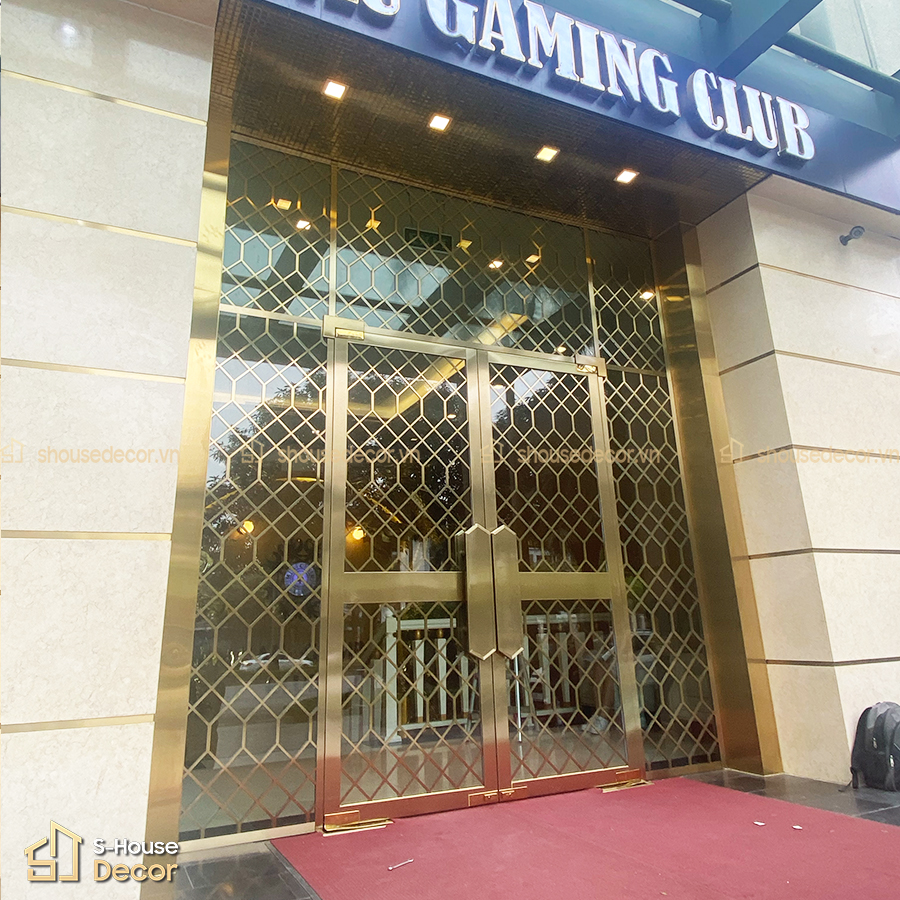 Cua-inox-kinh-thuy-luc-tai-cong-trinh-maucau-gaming-club