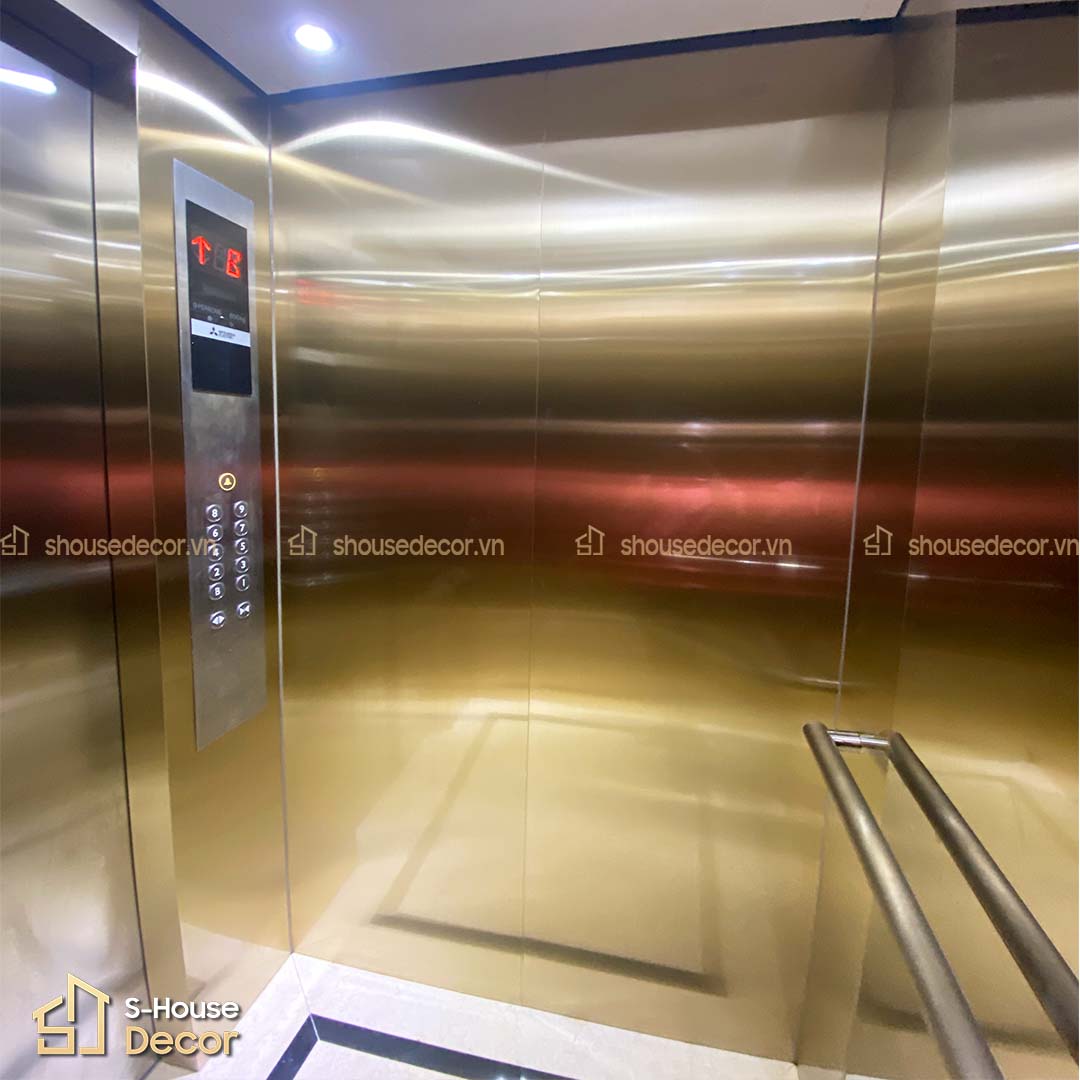 Cận cảnh inox trắng gương đặt giữa cabin – tạo hiệu ứng phản chiếu ánh sáng, mở rộng không gian.
