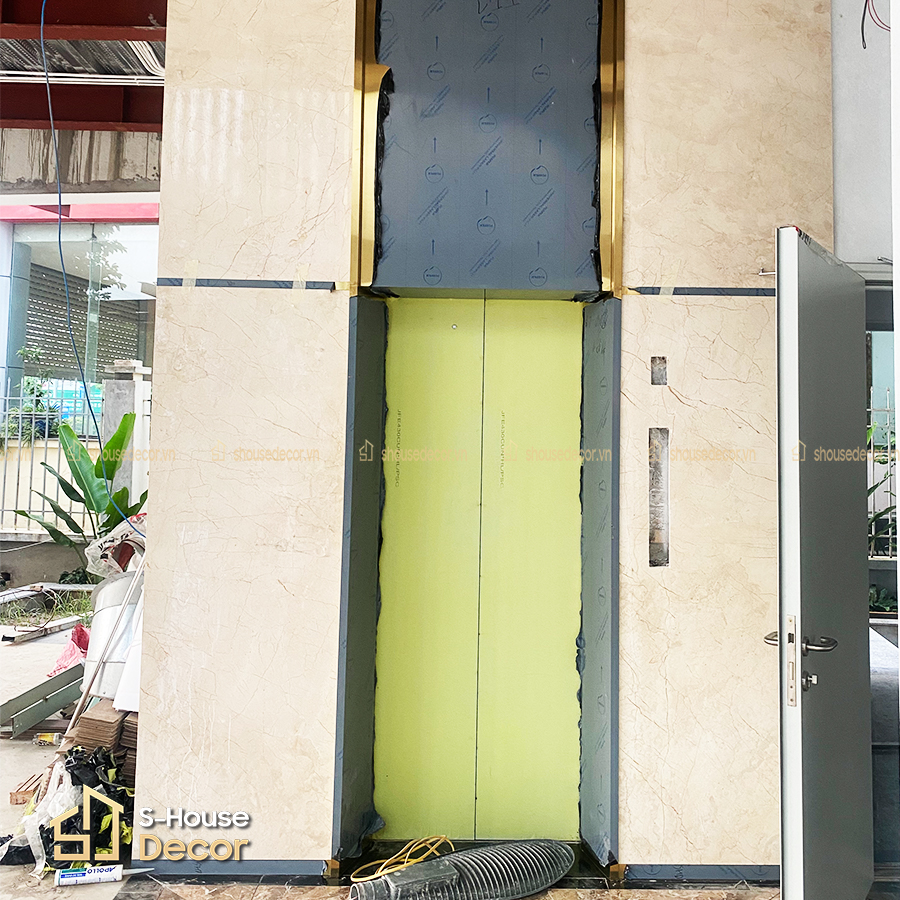 thi-cong-khung-bao-inox-thang-may-dang-hoan-thien