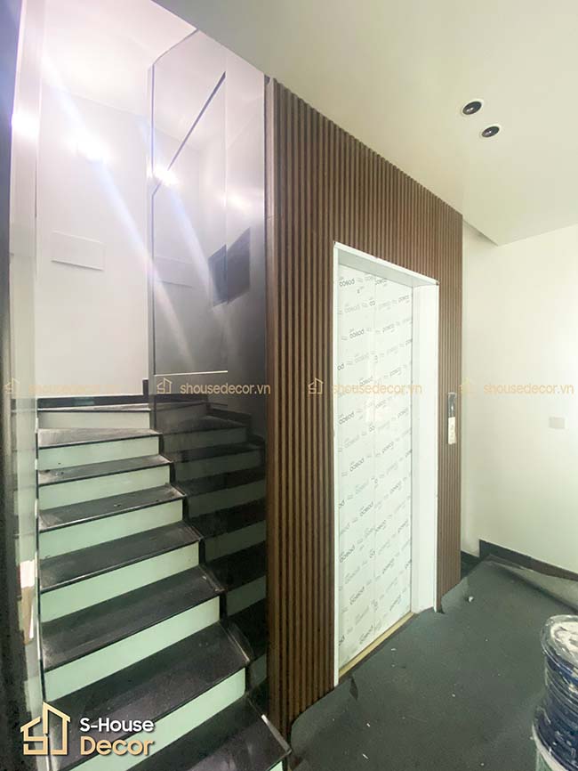 Toàn bộ cabin thang máy sau khi được đội ngũ nhân viên S-House trang trí