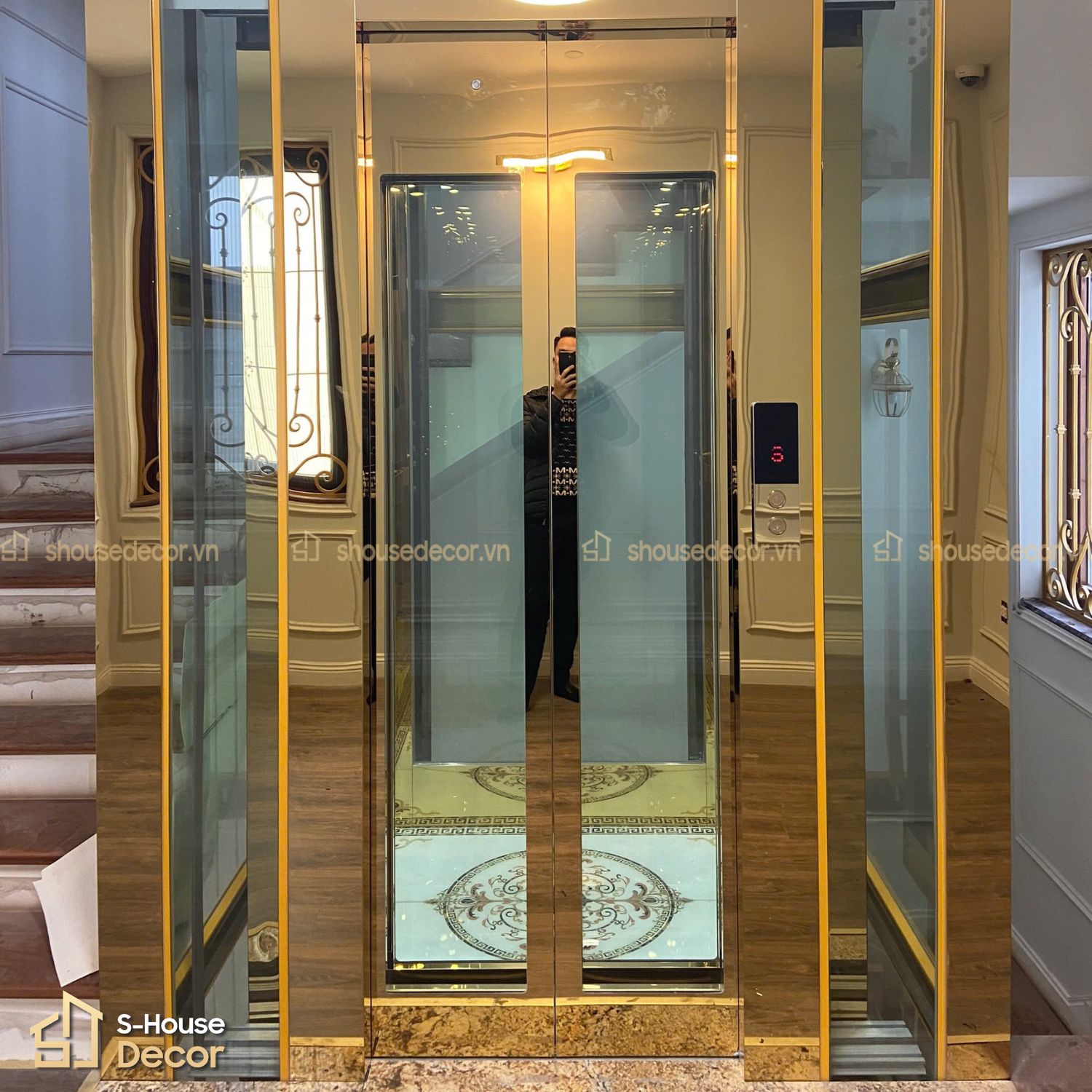 Trang trí ốp inox khung thép thang máy bằng inox vàng gương tại S-House Decor