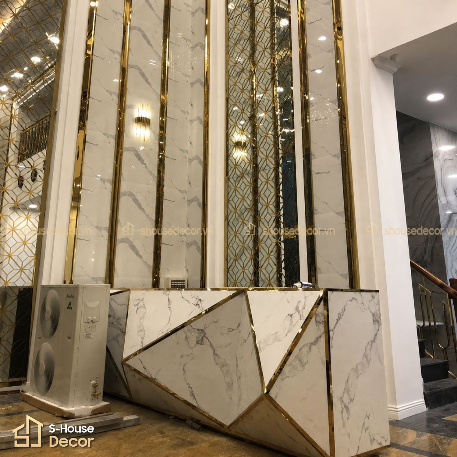 Dự án lắp đặt vách ngăn CNC và trang trí nẹp chữ V - inox vàng tại S-House Decor