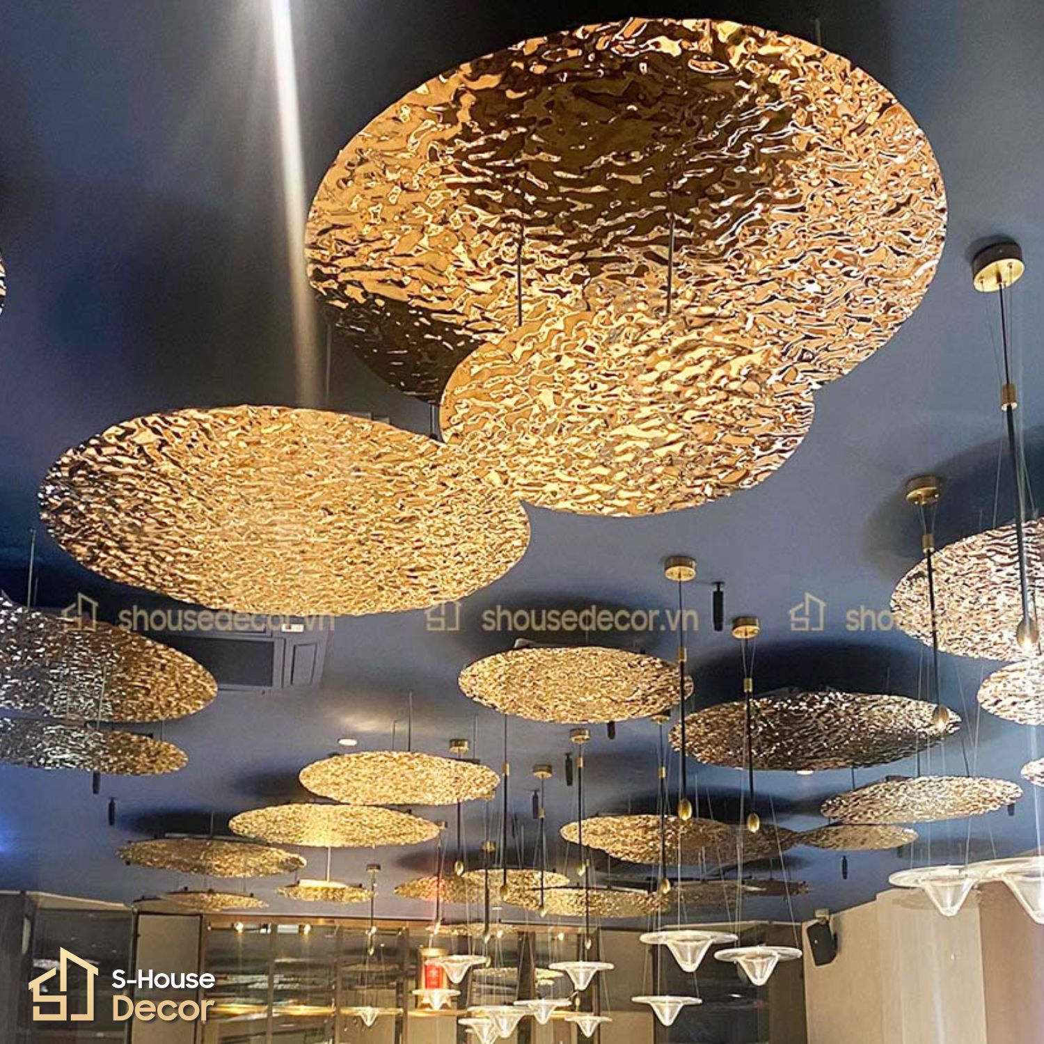 Trang trí trần bằng inox vàng sóng nước tại S-House Decor