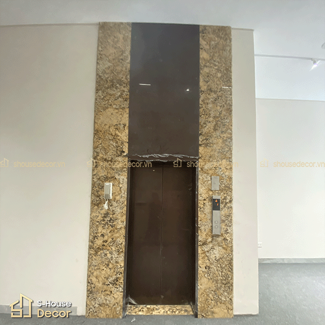 Không gian cabin thang máy trang trí bằng inox xước rối vàng hồng kết hợp inox gương, tạo hiệu ứng ánh sáng sang trọng.