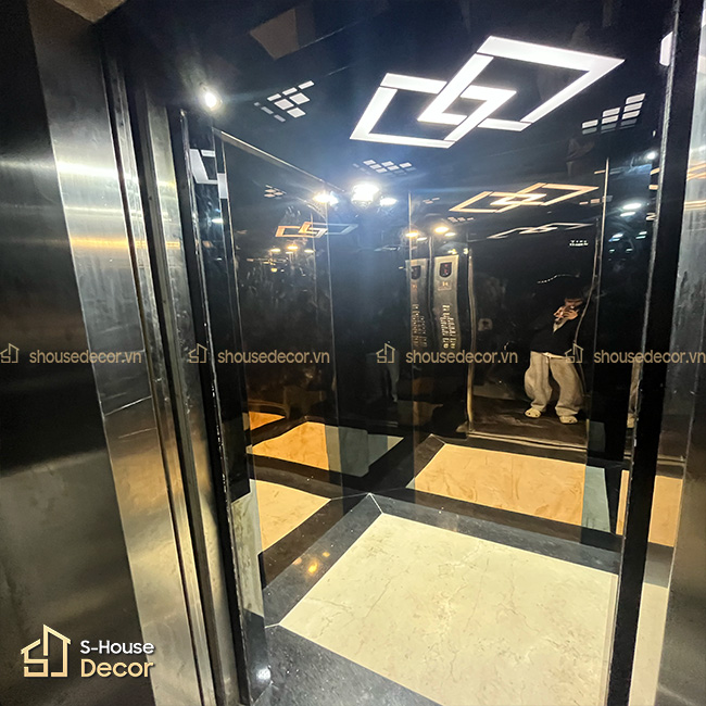Không gian cabin thang máy được trang trí bằng inox gương đen và vàng hồng tại OLALA KTV – Nguyễn Hoàng.
