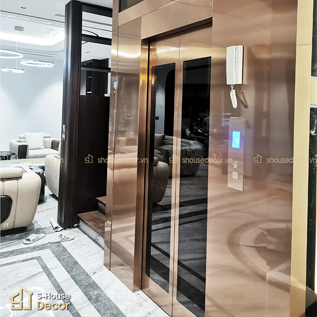 Khung thép thang máy sau khi ốp inox – bề mặt phẳng, đường nét gọn gàng, sẵn sàng cho các bước hoàn thiện tiếp theo.