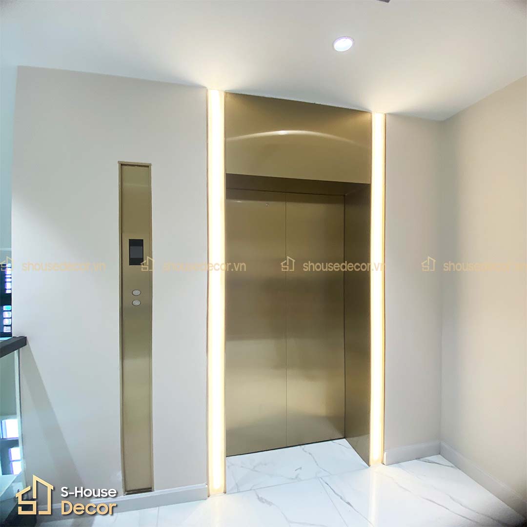 Gia công khung bao rộng cửa thang máy với inox 304 xước vàng tại công trình thực tế