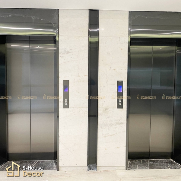 Gia công khung bao cửa thang máy với chất liệu inox 304 xước đen tại công trình thực tế