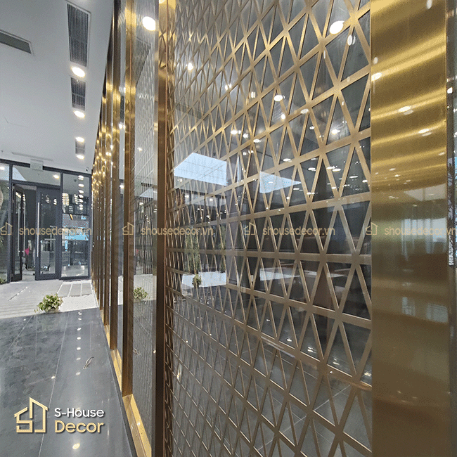 Khung inox 304 xước đồng kết hợp kính cường lực giúp hệ vách vừa bền vững vừa đảm bảo thẩm mỹ lâu dài cho công trình.