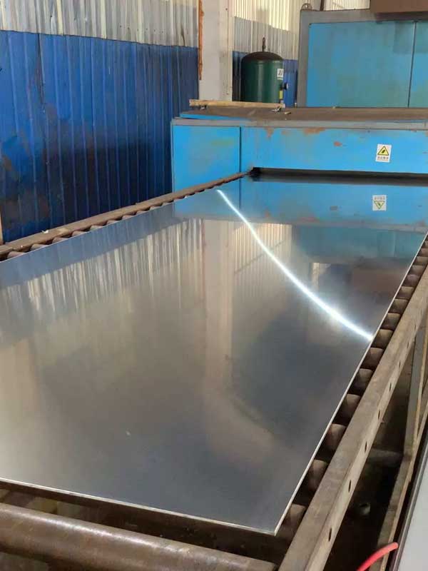 Để lựa chọn tấm inox có kích thước phù hợp, cần xem xét về nhu cầu và kích thước của tấm inox