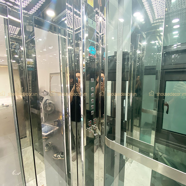 Khung thép thang máy với inox trắng gương sáng bóng