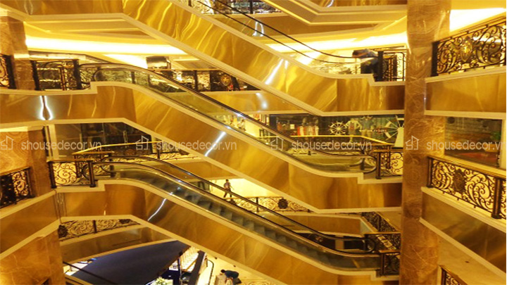 Mạ vàng từ ốp inox thang cuốn sang trọng, hiện đại và vô cùng bắt mắt