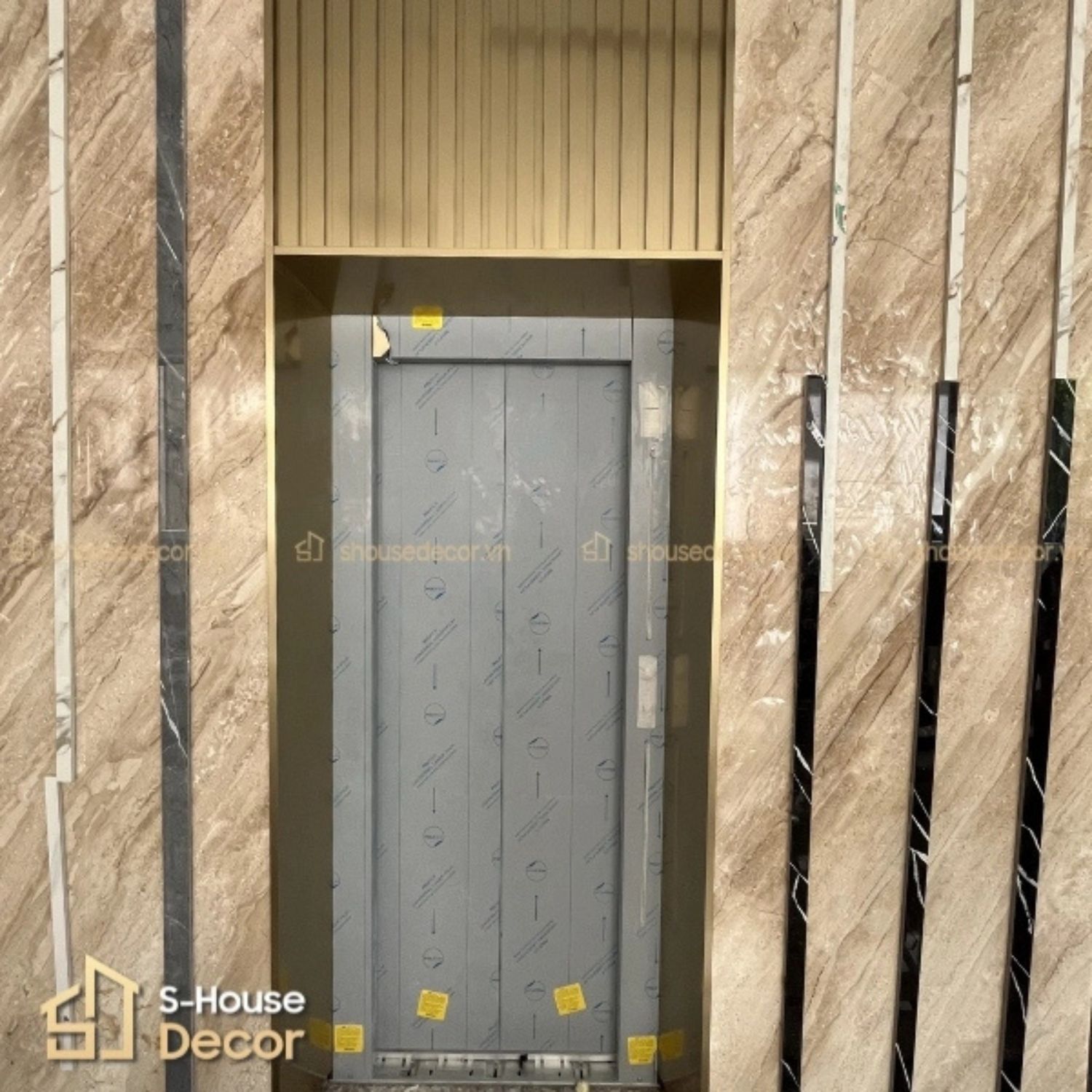 Mẫu cửa thang máy ốp inox Vàng Champagne tại kết hợp với đá ốp vàng S-House Decor