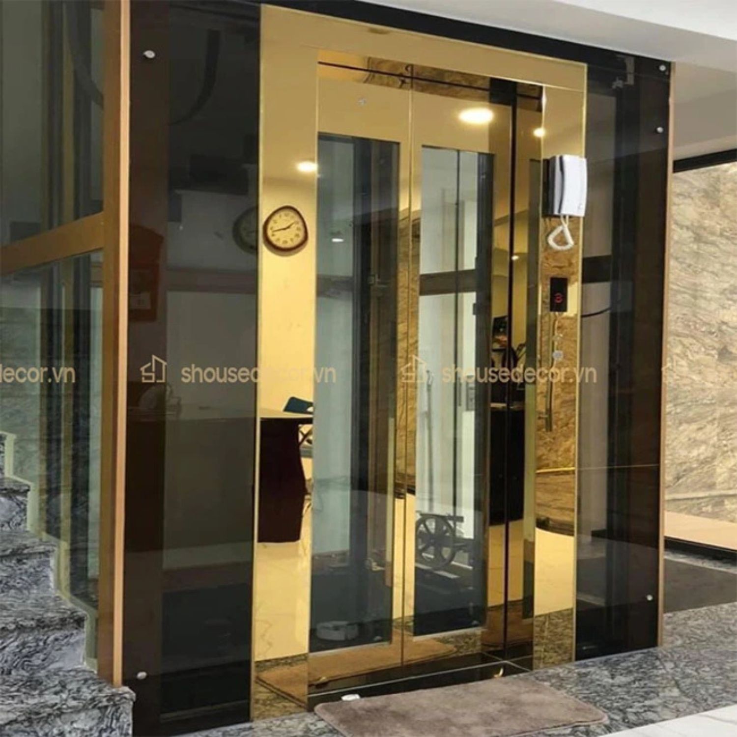 Mẫu cửa thang máy ốp inox Vàng Gương thang kính tại S-House Decor