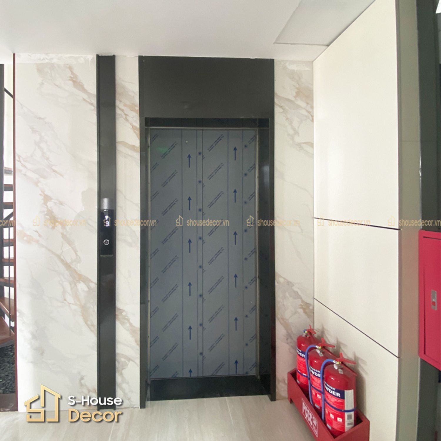 Mẫu cửa thang máy ốp inox 304 đen xước kết hợp với đá trắng tại S-House Decor