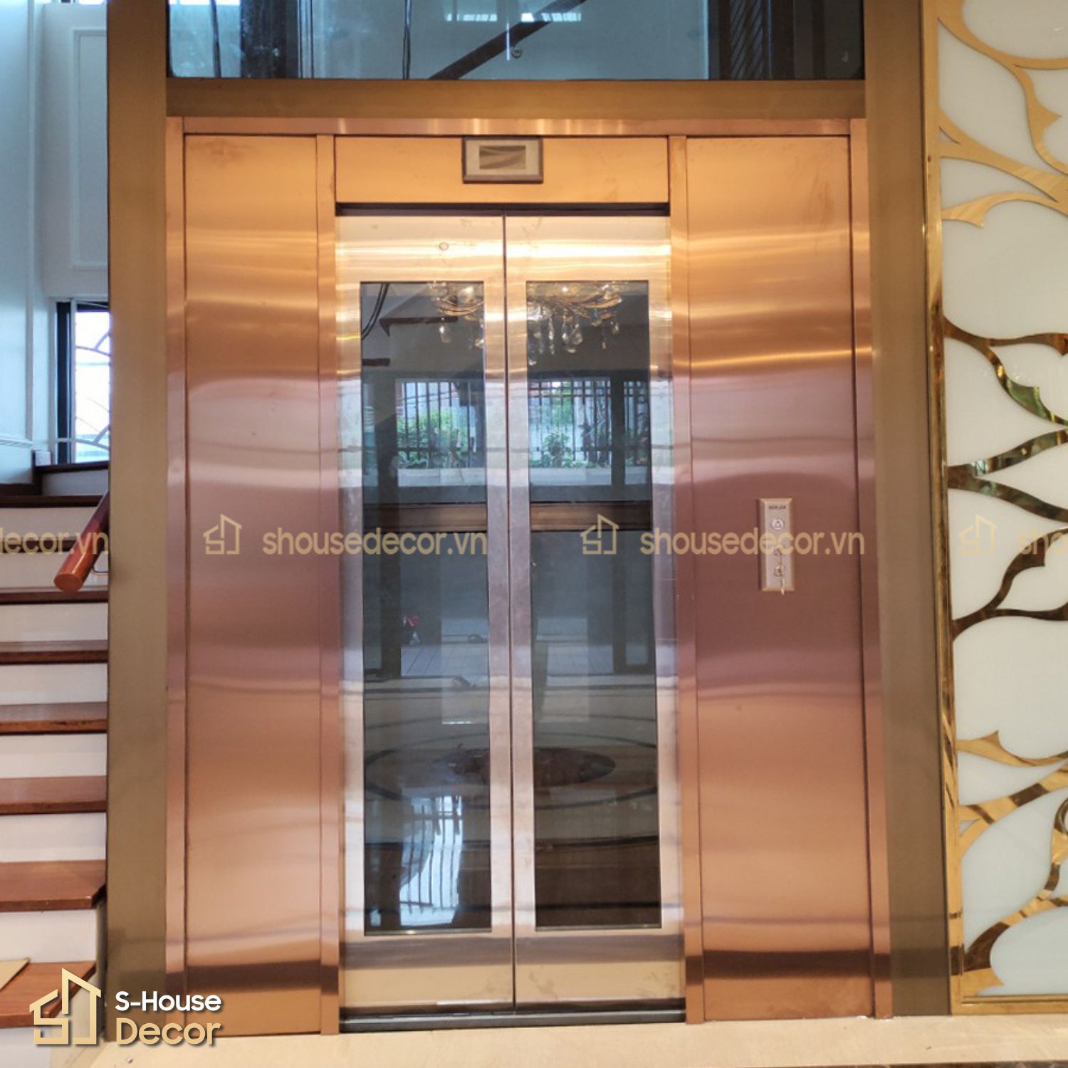 Mẫu cửa thang máy ốp inox 304 Rose Gold kết hợp với đá trắng tại S-House Decor