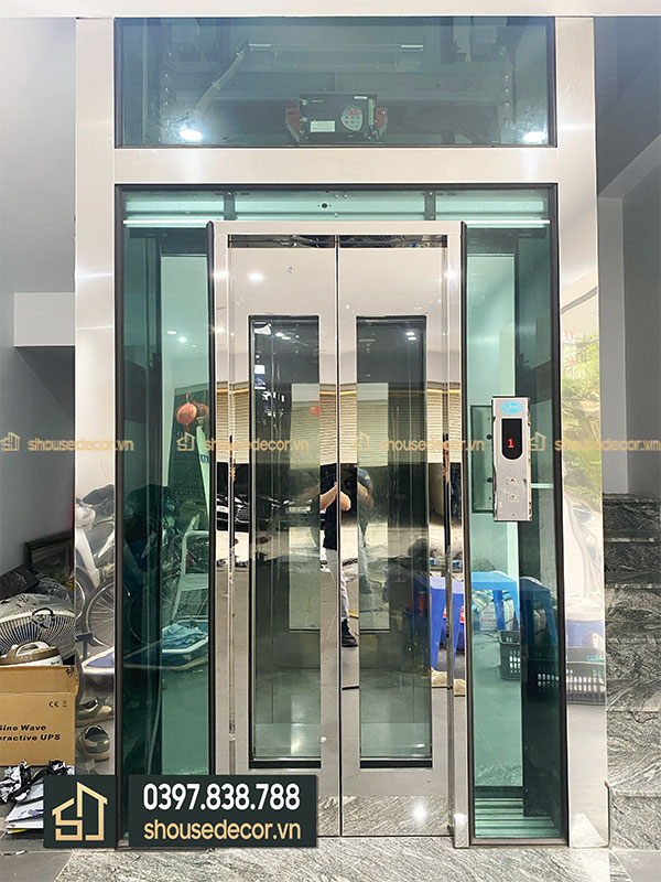 Ốp inox thang kính màu trắng gương đơn giản, tinh tế