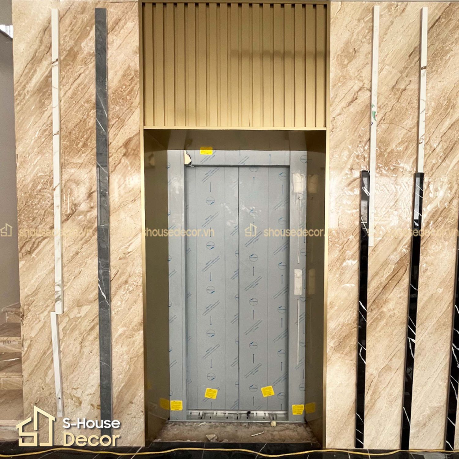 Mẫu trang trí thang máy tại S-House Decor inox 304 xước vàng Champagne