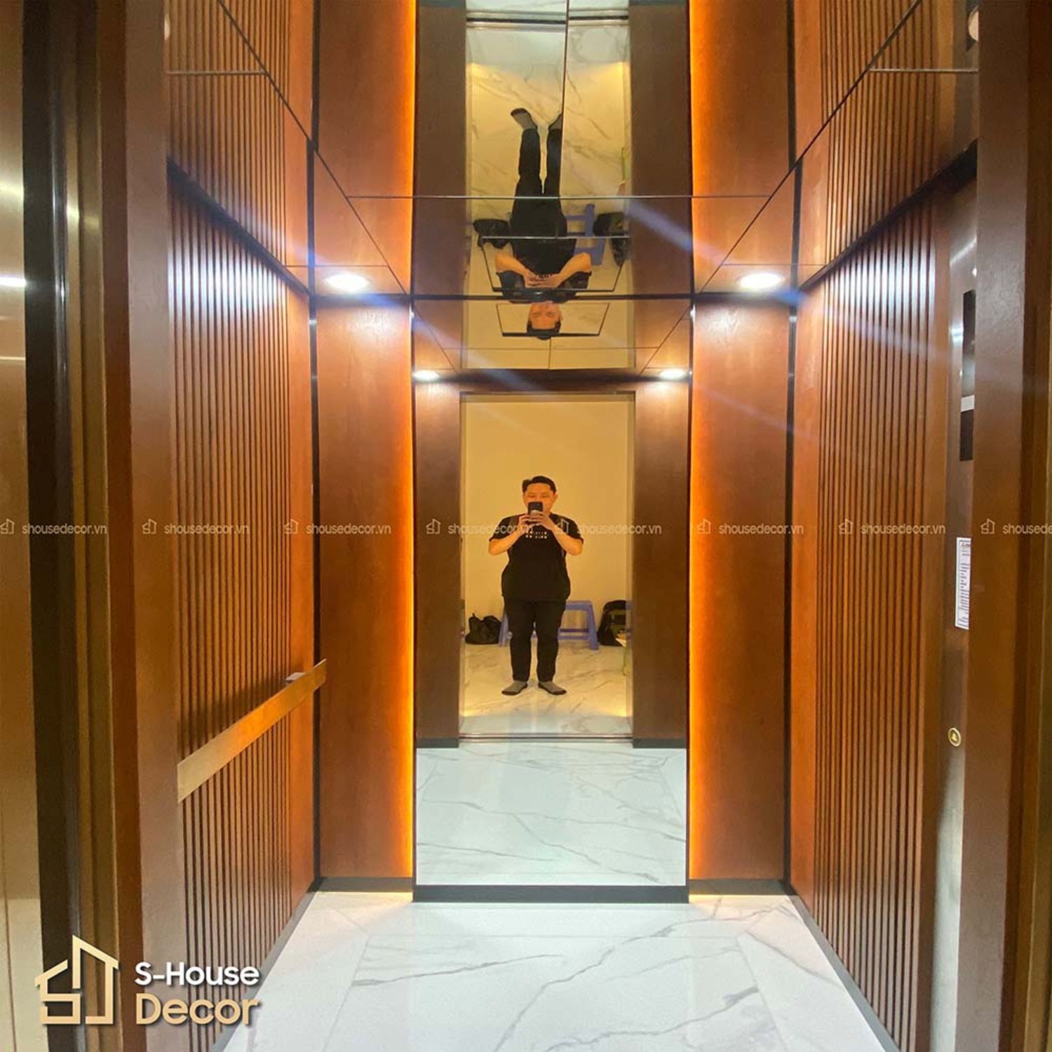 Mẫu trang trí thang máy đẹp tại S-House Decor inox 304 và gỗ sồi