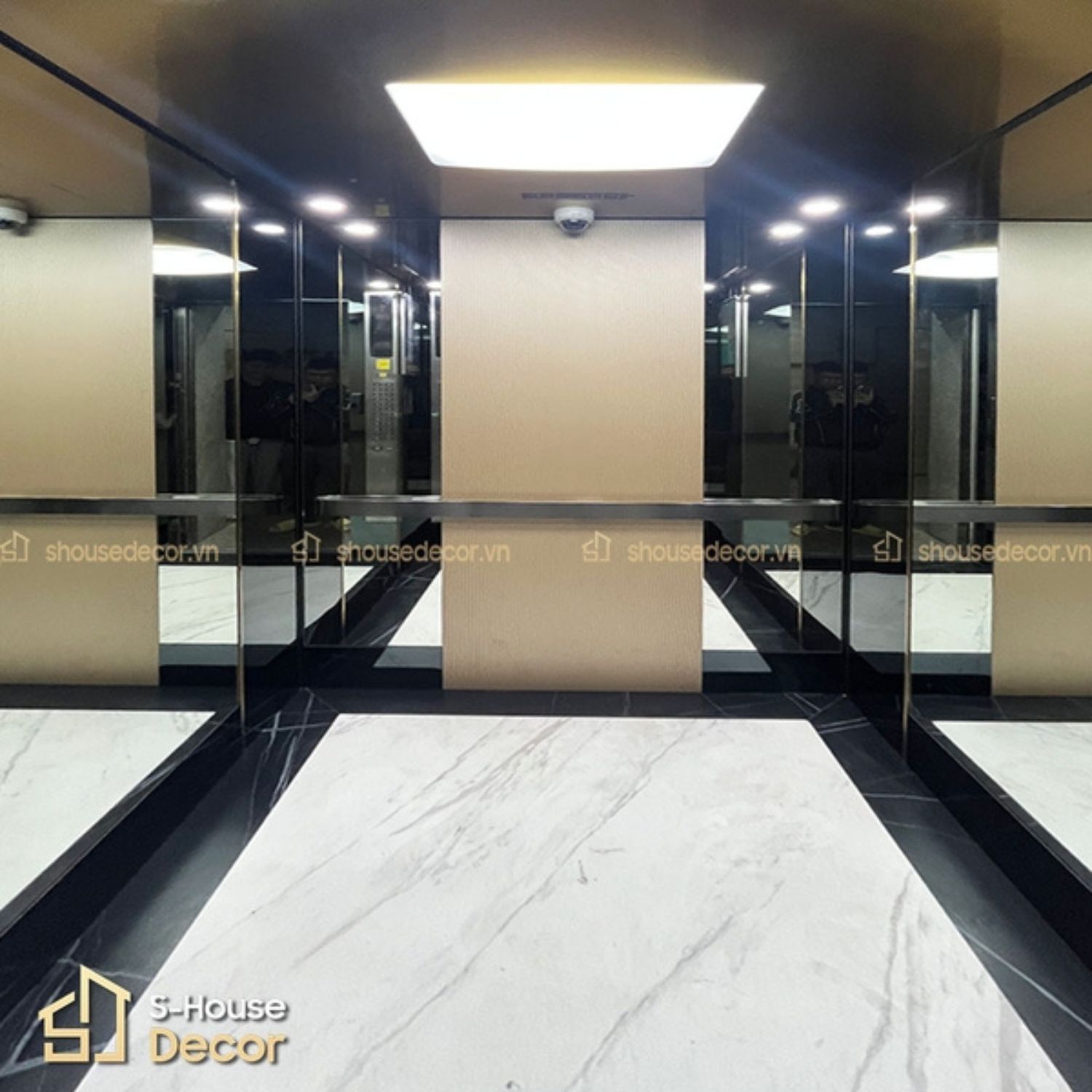 Mẫu trang trí thang máy đẹp tại S-House Decor Laminate sóng và inox gương đen