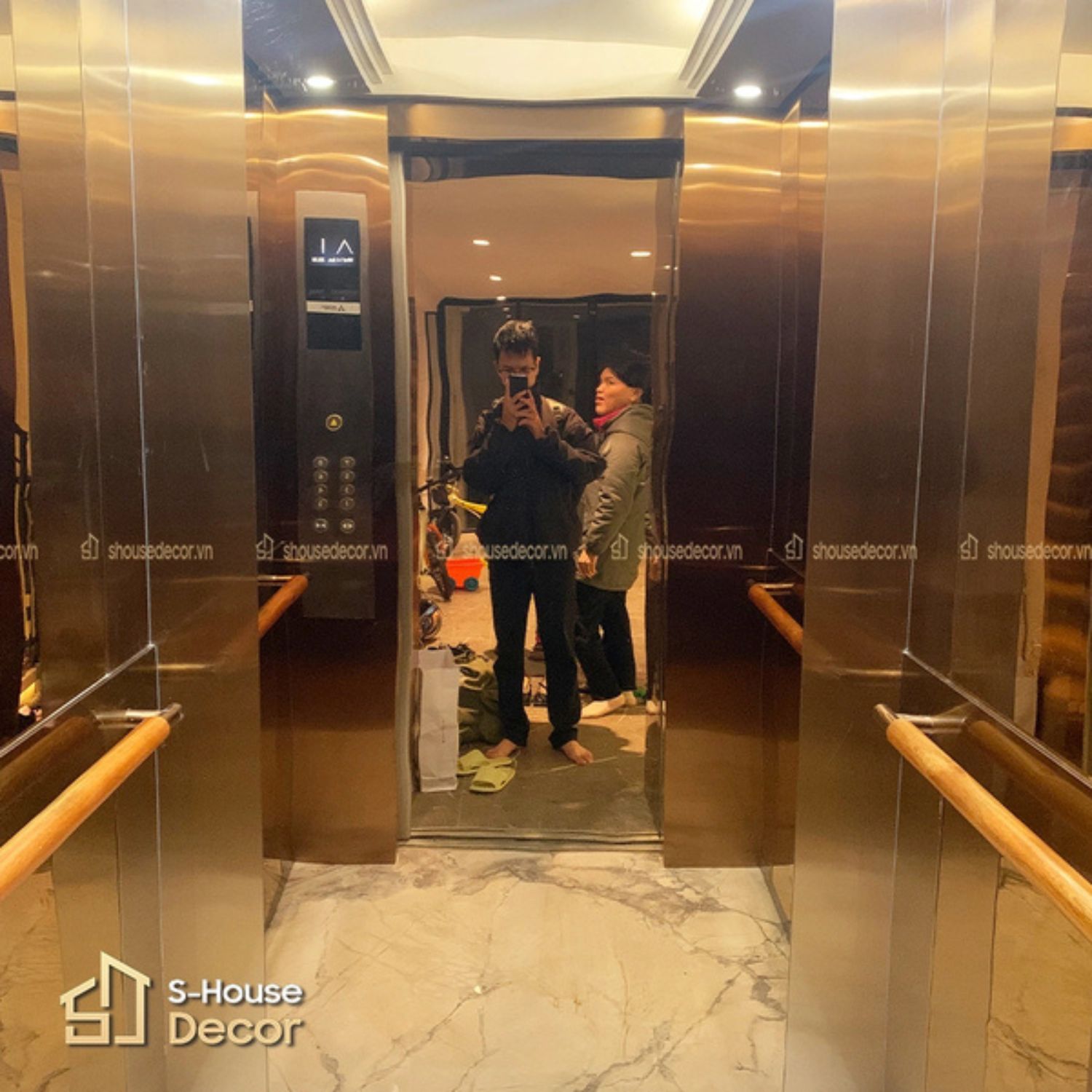 Mẫu trang trí thang máy đẹp tại S-House Decor inox 304 gương đồng