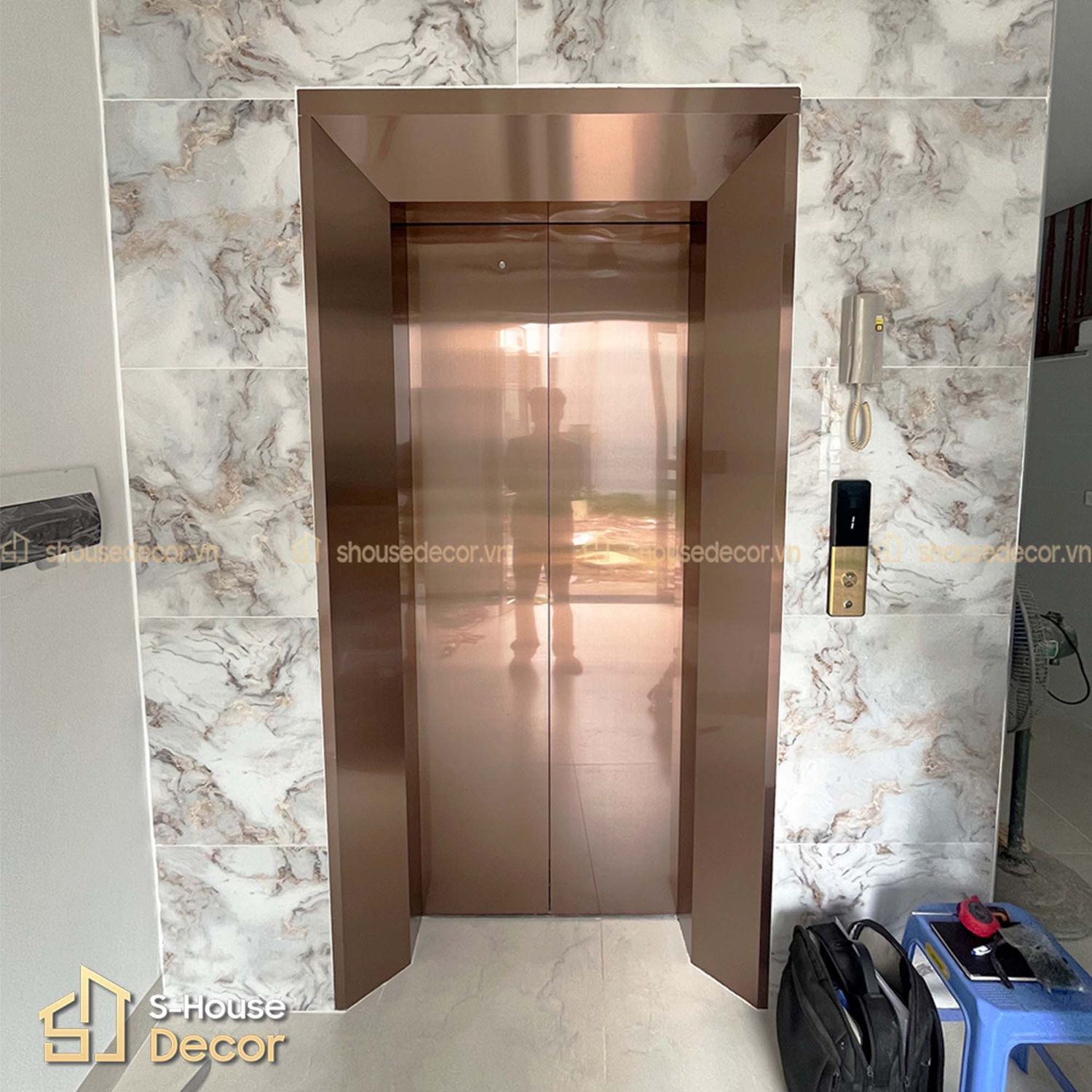Mẫu trang trí thang máy tại S-House Decor inox 304 xước đồng