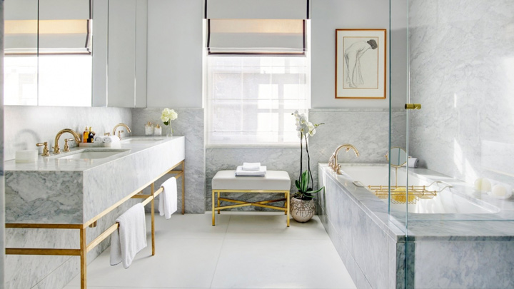 Nẹp inox chữ U xước màu bạc trang trí cho bồn tắm phòng tắm, tạo cảm giác sạch sẽ và tiện nghi.