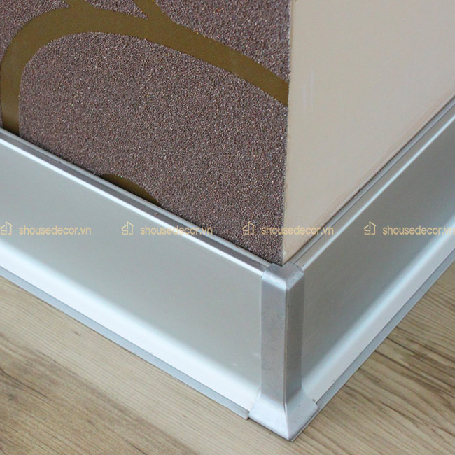 Nẹp inox len chân tường giúp bảo vệ chân tường