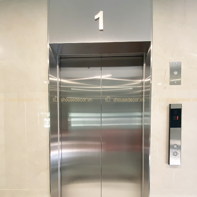 S House Decor thi công ốp inox khung bao thang máy cho dự án biệt thự Nguyễn Duy Trinh, Linh Đàm, Hà Nội