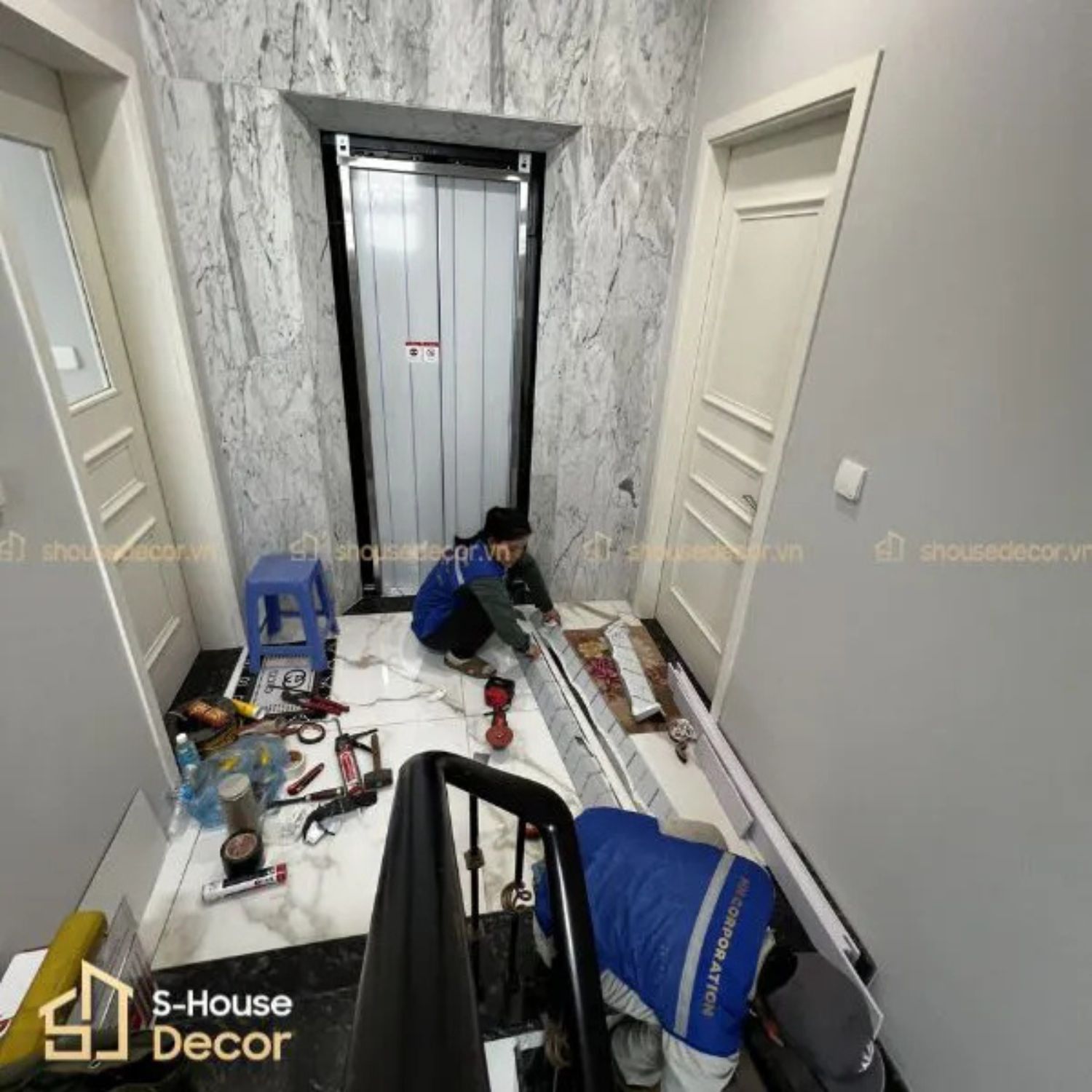 Thi công ốp inox cabin tại S-House Decor