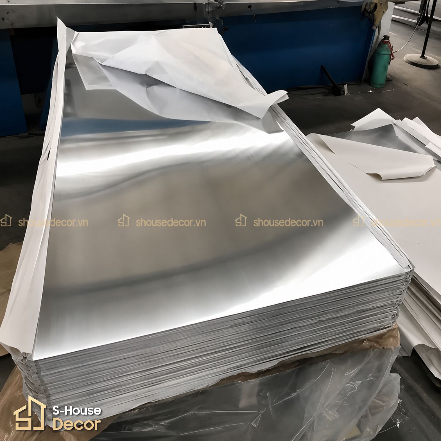 Bề mặt ốp inox 304 trắng xước tại S-House Decor