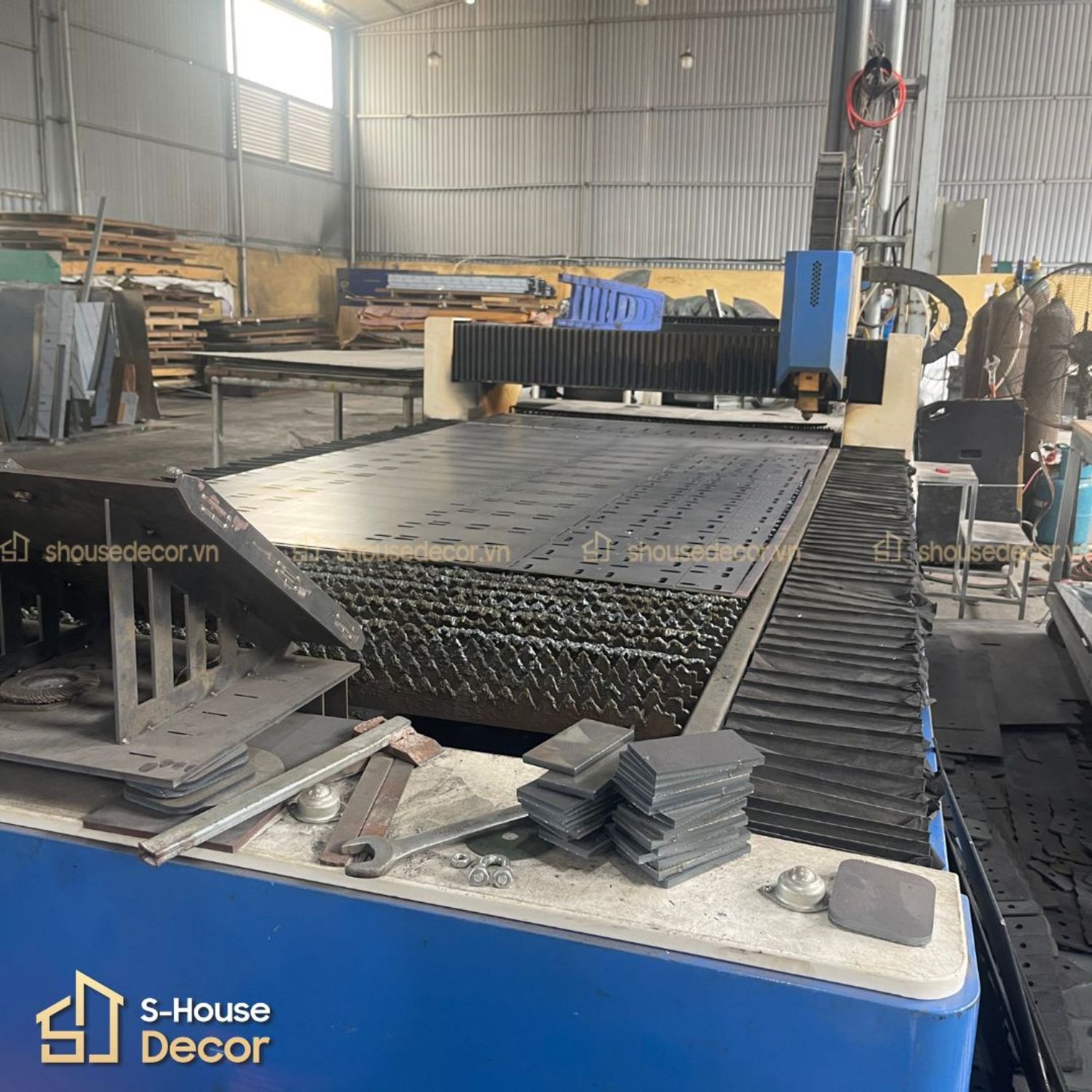 Máy cắt trong ốp inox cửa thang tại S-House Decor