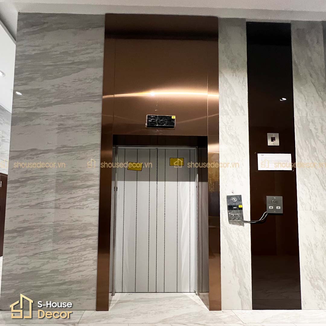 Gia công khung bao cửa thang máy với chất liệu inox 304 cao cấp tại công trình thực tế