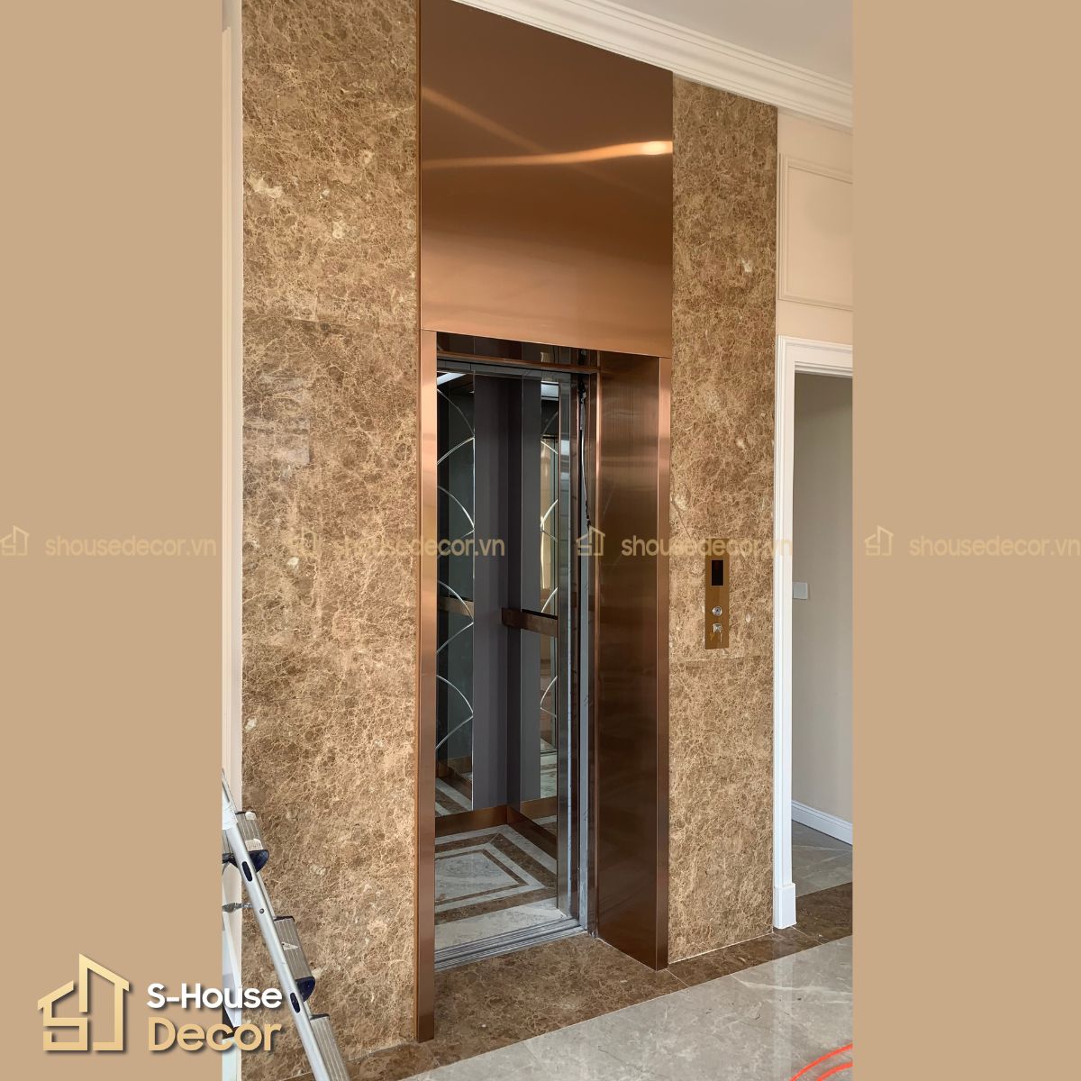 Hoàn thiện ốp inox khung bao bản rộng thang máy tại S-House Decor