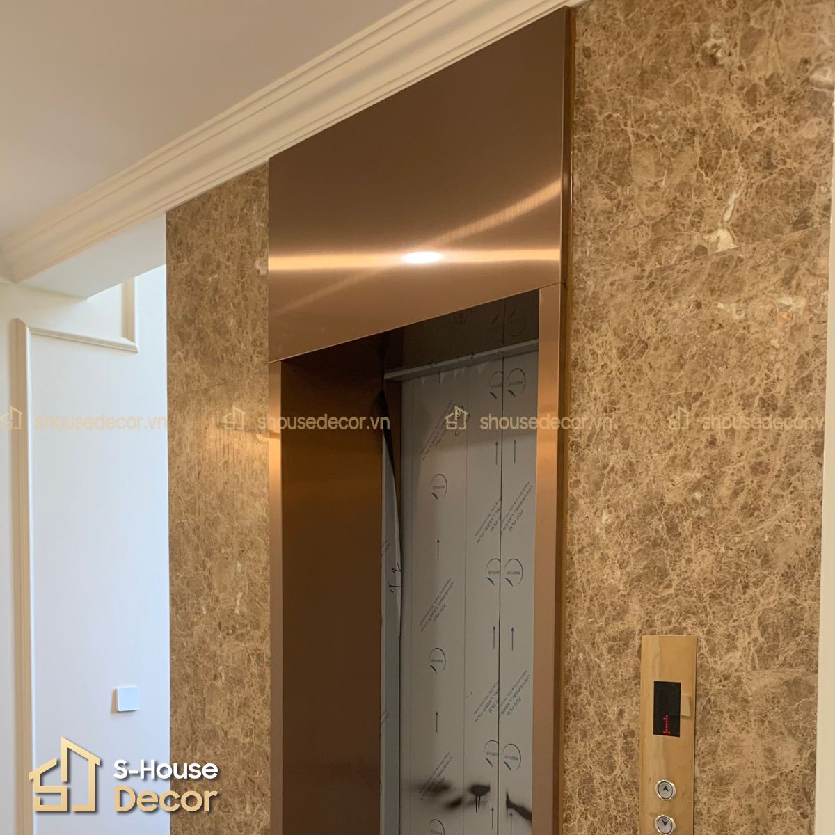 Hnagj mục ốp inox khung bao bản rộng thang máy - inox 304 xước đồng tại S-House Decor