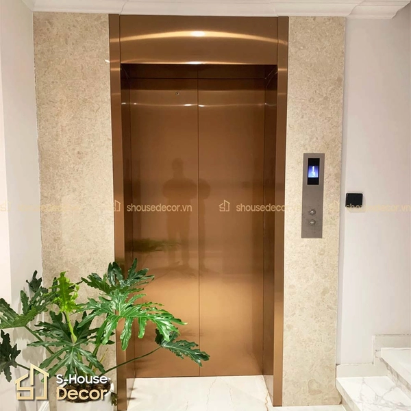 Gia công khung bao rộng cửa thang máy với inox 304 xước đồng tại công trình thực tế