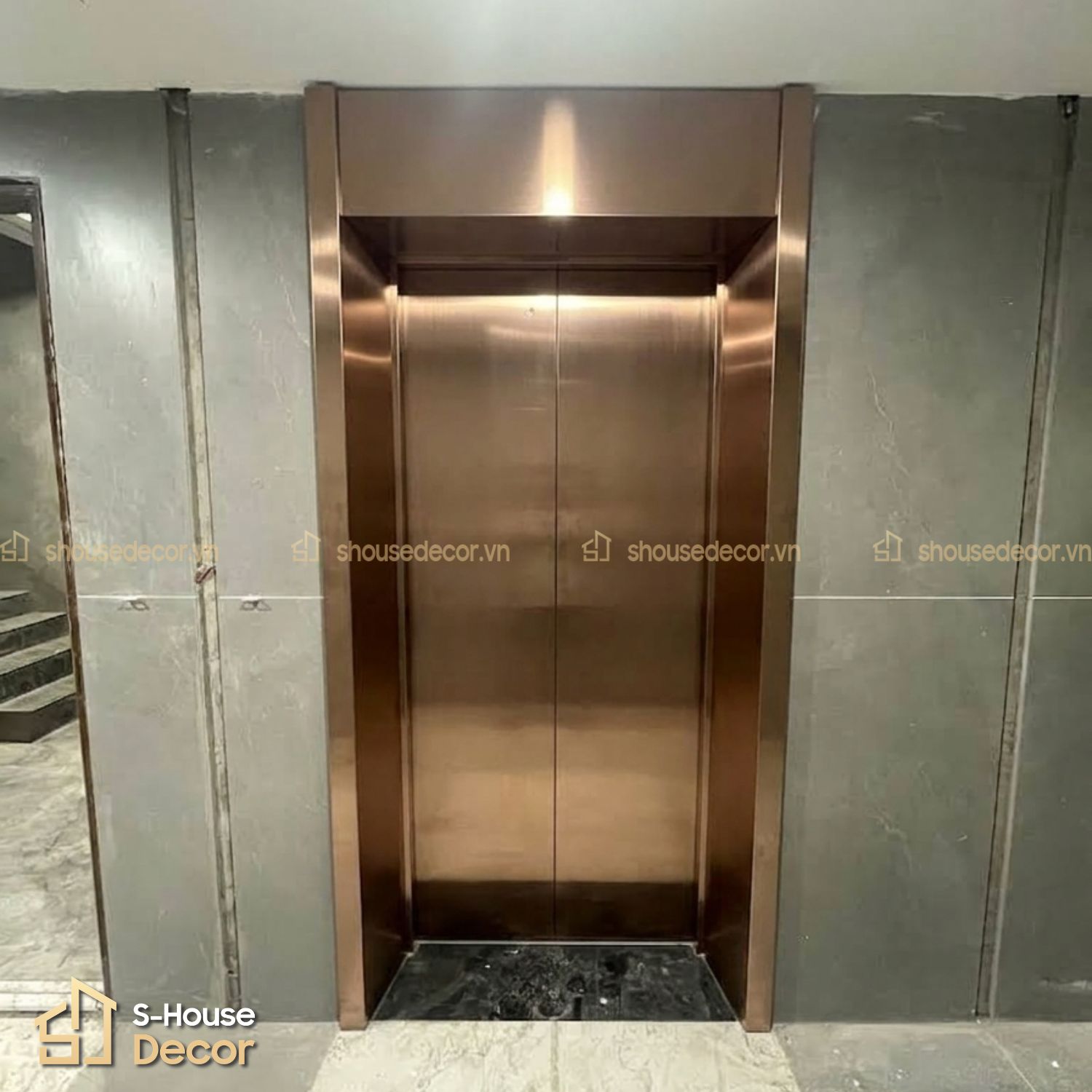 Tổng thể công trình sau khi hoàn thiện Ốp inox khung bao bản rộng tại Hàng Bài